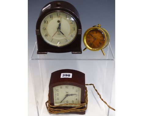 FIVE VARIOUS CLOCKS, TO INCLUDE TWO BY SMITHS IN BAKELITE CASES, ONE BY ANSONIA IN A BRASS CASE AND A CUCKOO CLOCK