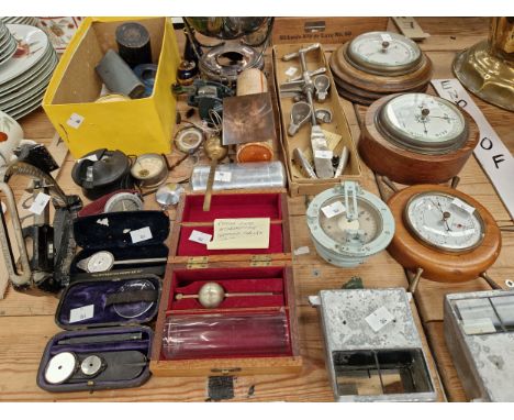 AN INTERESTING GROUP OF ANTIQUE AND VINTAGE SCIENTIFIC INSTRUMENTS ETC