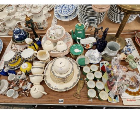 AN ART DECO TABLE LAMP, VINTAGE DOULTON AND OTHER TEA, COFFEE, DINNER WARES AND ORNAMENTS. 