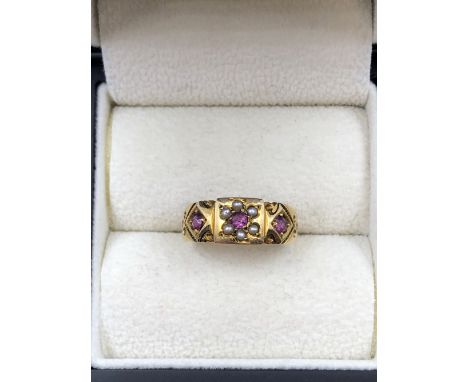AN ANTIQUE SEED PEARL AND GEMSET RING. THE RING FULLY HALLMARKED, HOWEVER THE DATE LETTER IS ONLY PARTIALLY VISIBLE. FINGER S
