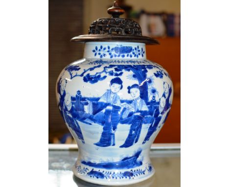 19TH CENTURY KANGXI STYLE CHINESE BLUE &amp; WHITE VASE DECORATED WITH FIGURES, WITH ORNATE HARD WOOD COVER