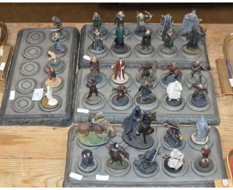QUANTITY OF LORD OF THE RINGS FIGURE ORNAMENTS     