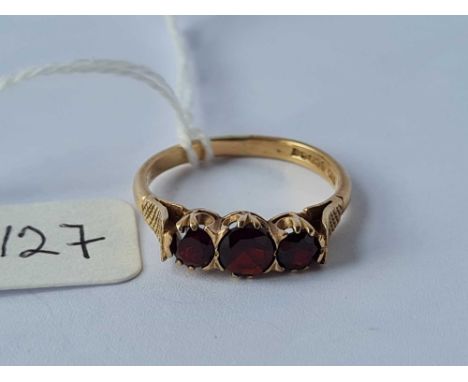 Three stone Garnet ring 9ct Size S 3.1 gms