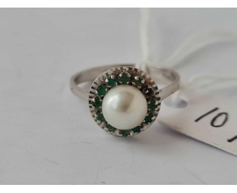 Emerald and Pearl ring 18ct size M.3.2gms