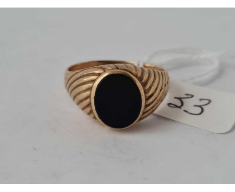 An onyx signet ring in 9ct size V 5.1g