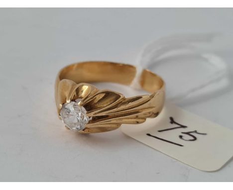 A white stone set 18ct gold gypsy ring size S 4.5g inc