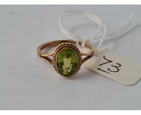 A single stone peridot 9ct ring size O 2.5g