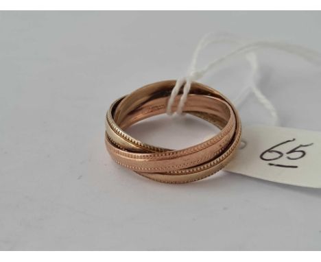 A fancy tri colour 9ct band ring size O 4.1g