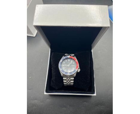 Gents SEIKO automatic red and black bezel-led divers 200M wrist watch. Seconds sweep and date aperture As new in inner and ou