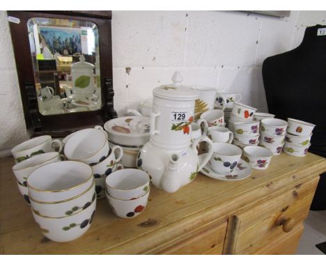 Large collection of Royal Worcester, to include Evesham pattern