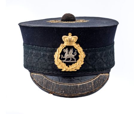 [AP] A VICTORIAN OFFICER~S PEAKED PILLBOX FORAGE CAP OF THE SOUTH WALES BORDERERS with stiff blue cloth sides and band of bla