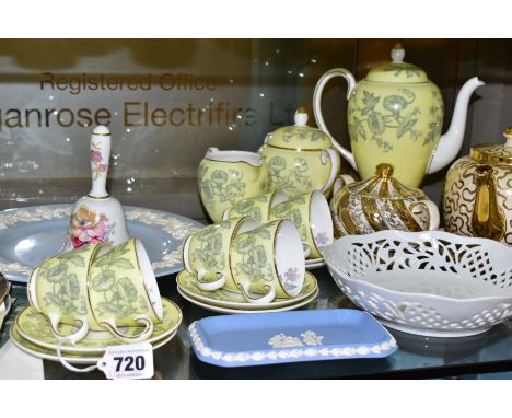 A QUANTITY OF CERAMICS AND GLASSWARE INCLUDING A WEDGWOOD BONE CHINA 'WINDFLOWERS' FIFTEEN PIECE COFFEE SERVICE, two collecto