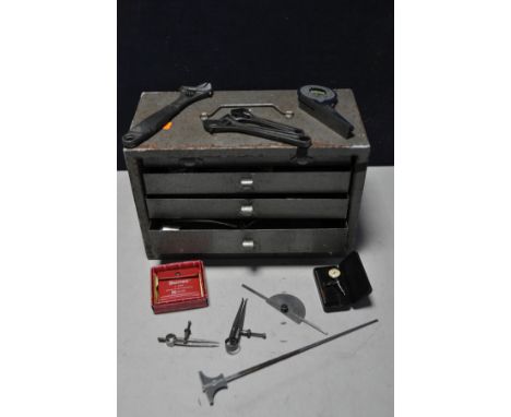 A PRESSED STEEL ENGINEERS CHEST with four long graduated draws containing engineering tools including Rabone six inch rules, 