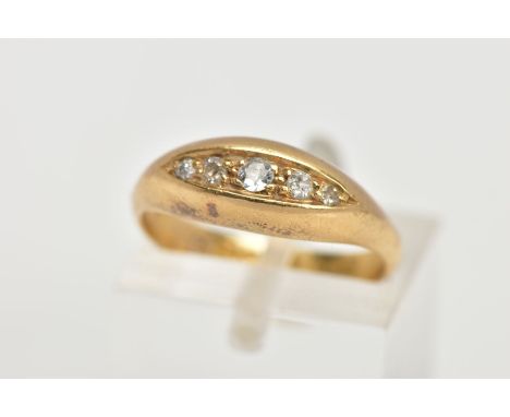 AN EARLY 20TH CENTURY, 18CT GOLD DIAMOND BOAT RING, designed with a row of five old cut diamonds, estimated total diamond wei