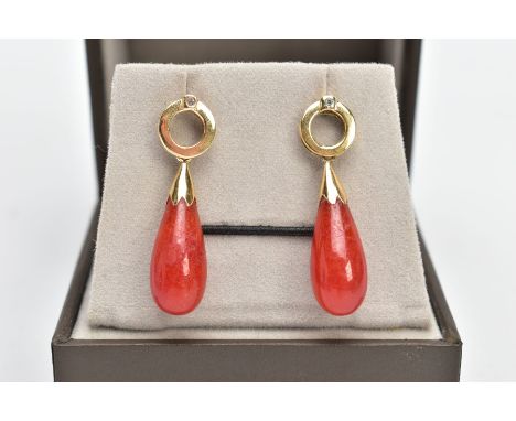 A PAIR OF AGATE DROP EARRINGS, tear drop polished agate earrings in a yellow metal setting, with round brilliant cut bezel se