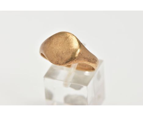 A GENTLEMENS YELLOW METAL SIGNET RING, of a vacant oval form, plain polished band, stamped '9ct', ring size W, approximate gr