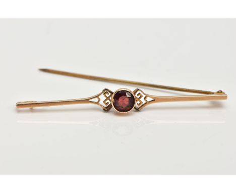AN EARLY 20TH CENTURY, 15CT GOLD BAR BROOCH, set with a circular cut garnet, collet mounted, openwork shoulders to a plain po