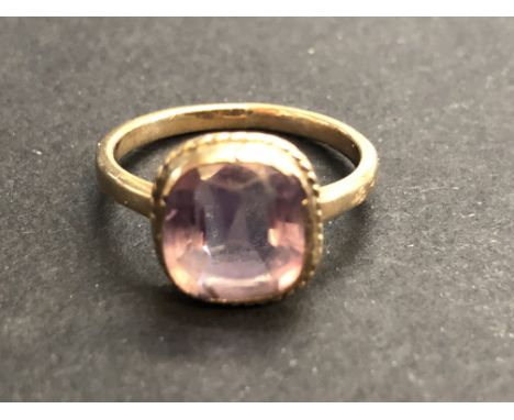 Yellow metal ring set with amethyst Size R 2.5 g