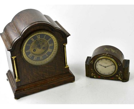 An oak cased 1920s mantel clock, the black painted brass dial set with Roman numerals, height 30cm, with a Smith eight day ma
