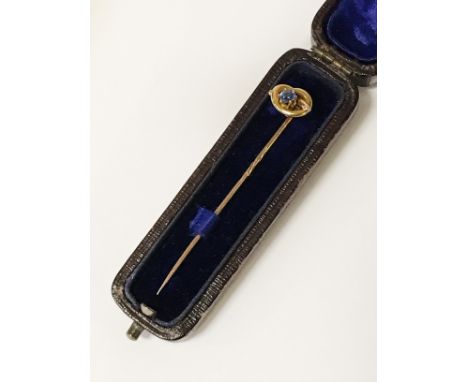 HIGH CARAT GOLD TIE PIN WITH BLUE SAPPHIRE STONE