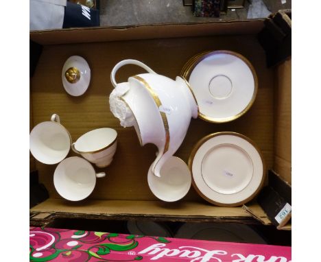 Royal Doulton Royal Gold pattern tea set to include lidded tea pot, 4 tea cups, 5 saucers &amp; 6 side plates (1 tray)