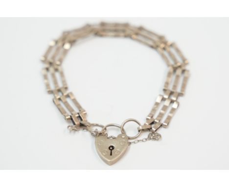9ct yellow gold gate bracelet.&nbsp;&nbsp;Total item weight approximately 7.10 grams.