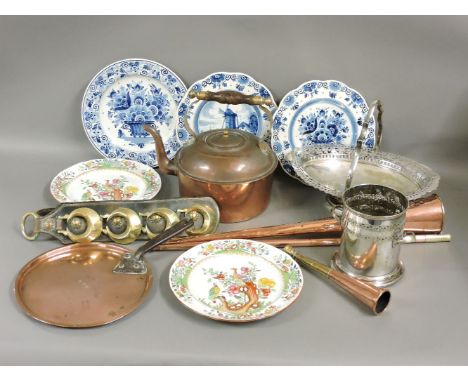 A box with copper hunting and coaching horns, horse brass strap, kettle, silver plated stand and cake basket, three Delft blu