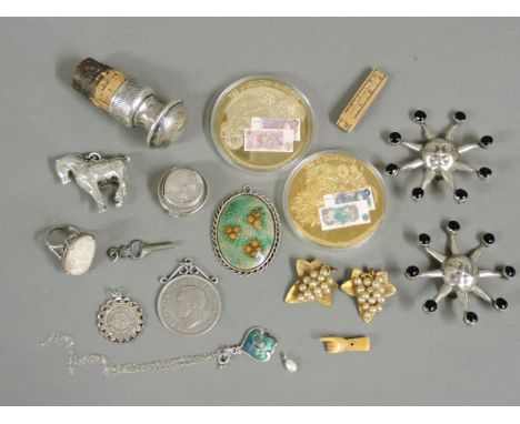 A collection of loose silver, a bottle stopper, a sovereign case, an enamel pendant, etc