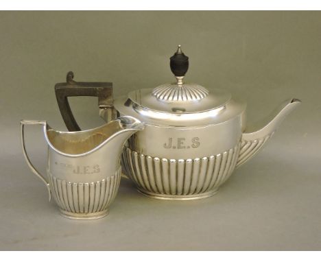 A silver teapot and milk jug, William Hutton & Sons 1902, 21oz approximately