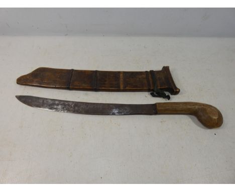 AN ASIAN KNIFE AND WOODEN SCABBARD, 31CM BLADE, LENGTH 51CM