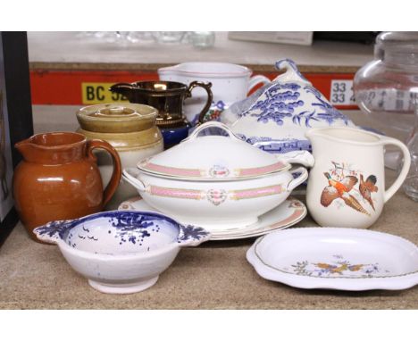 A QUANTITY OF VINTAGE CERAMICS TO INCLUDE LIDDED TUREENS, JUGS, ETC
