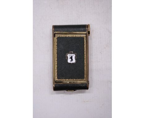 A VINTAGE GREEN LEATHER CAMERA STYLE COMPACT AND POWDER CASE WITH 'BERLIN' TO THE FRONT
