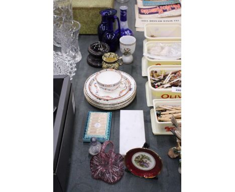 A QUANTITY OF CERAMICS TO INCLUDE A VINTAGE MINTON CUP AND SAUCER, AYNSLEY PLATES, BLUE GLASS BOTTLES, GLASS SCENT BOTTLE, ET