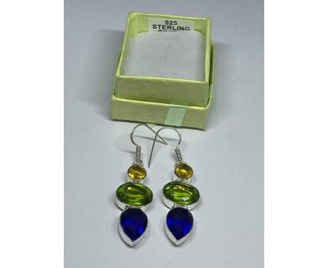 A PAIR OF MARKED 925 SILVER AND YELLOW/GREEN/BLUE STONE EARRINGS IN A PRESENTATION BOX
