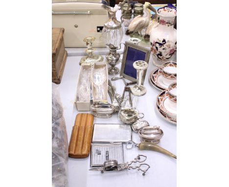 A QUANTITY OF SILVER PLASTED ITEMS TO INCLUDE A CLARET JUG, CANDLESTICKS, TABLE LIGHTERS, CANDLE SNUFFER SCISSORS, CIGARETTE 