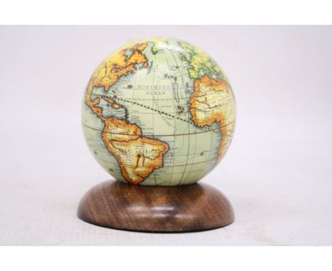 A SMALL WORLD GLOBE ON A WOODEN BASE, HEIGHT 12CM
