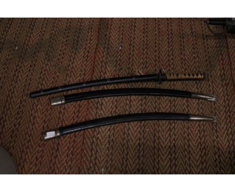 A DISPLAY JAPANESE KATANA GRIP AND SCABBARD, LOCKING BLADE, LENGTH 91CM, AND TWO CURVED SCABBARDS