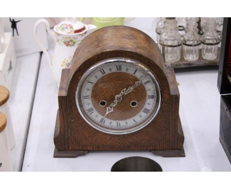 A  MAHOGANY CASED VINTAGE SMITHS ENFIELD MANTLE CLOCK WITH PENDULUM AND KEY
