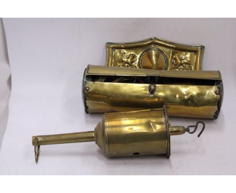 A VINTAGE BRASS HANGING CANDLE BOX WITH HINGED COVER AND HERALDIC DECORATION, LENGTH 30CM PLUS A MEAT JACK