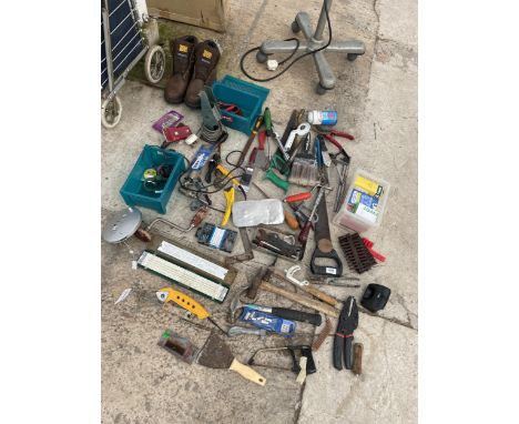 AN ASSORTMENT OF TOOLS TO INCLUDE HAMMERS, SAWS AND A BRACE DRILL ETC