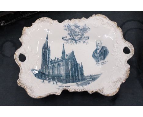 A VINTAGE PRESTON GUILD CERAMIC DISH WITH A TRANSFER PRINT OF THE GUILD HALL AND MAYOR EARL DERBY, 1902