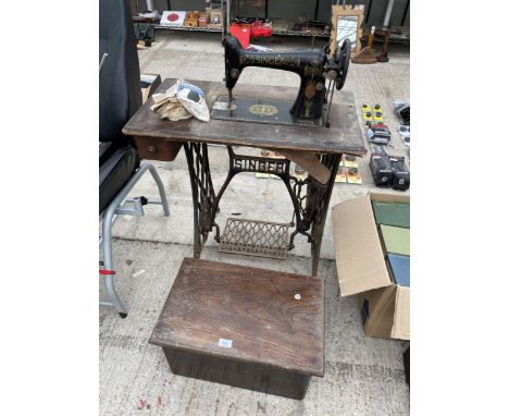 A VINTAGE SINGER SEWING MACHINE WITH TREADLE BASE AND A FURTHER WOODEN STEP/STOOL