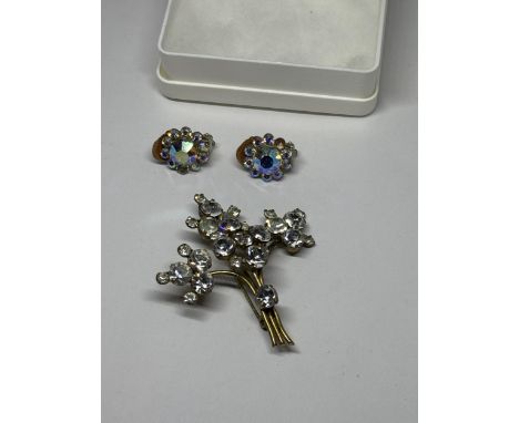 A VINTAGE CLEARSTONE BROOCH AND MATCHING EARRINGS IN A PRESENTATION BOX