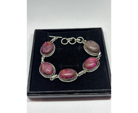 A MARKED 925 SILVER BRACELET WITH PURPLE AND RED STONES IN A PRESENTATION BOX