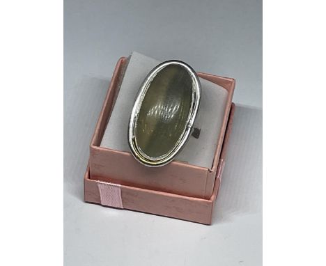 A MARKED 925 SILVER RING WITH LARGE STONE IN A PRESENTATION BOX