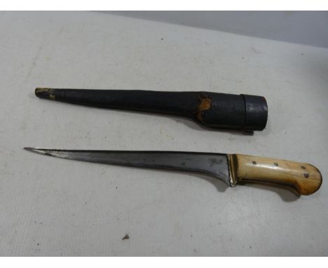 AN ANTIQUE AFGHAN PESH KABZ KNIFE AND LEATHER SCABBARD, 25.5CM BLADE, LENGTH 38CM