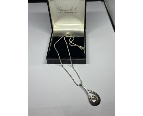 A MARKED SILVER NECKLACEAND PENDANT IN A PRESENTATION BOX