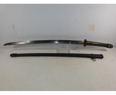 A WORLD WAR II JAPANESE OFFICERS SWORD AND SCABBARD, 66CM BLADE, LENGTH 98CM