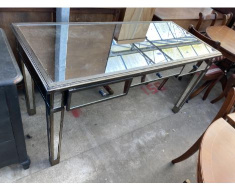 A SILVER COLOURED SIDE TABLE WITH SPECKLED MIRRORED TOP, DRAWER FRONTS AND TAPERED LEGS, 60" X 26"