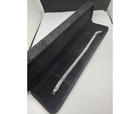 A MARKED 925 SILVER TENNIS BRACELET IN A PRESENTATION BOX